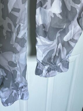 Women's Ankle-Length Camouflage Cropped Pants in Gray